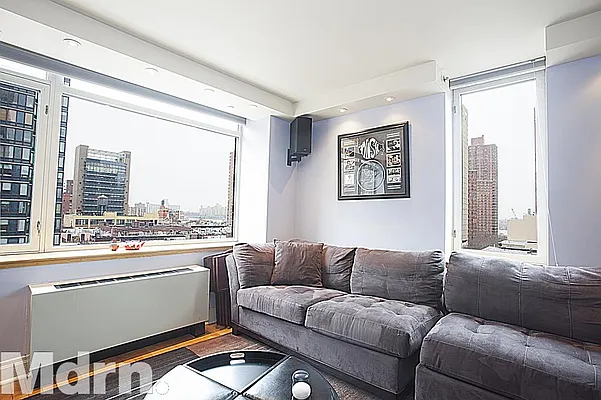 Sold by Mdrn Residential | media 5