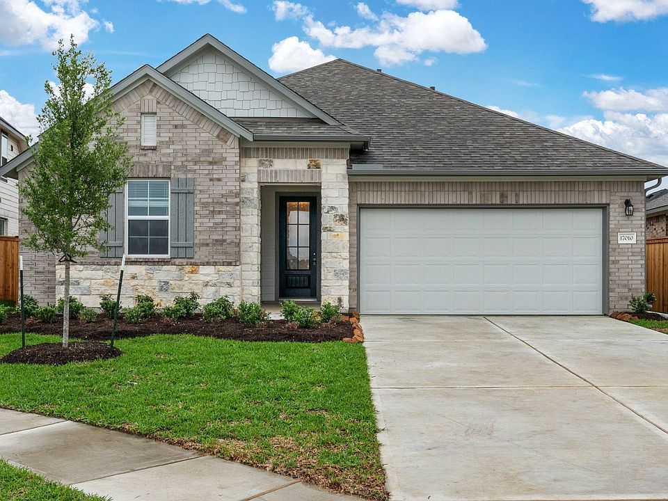 Welcome home to 17010 Garden Moor Trail located in the community of Dellrose and zoned to Waller ISD