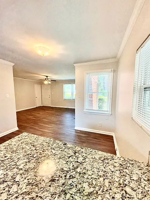 3 bed, 996 sqft, $1,900 — Photo 3