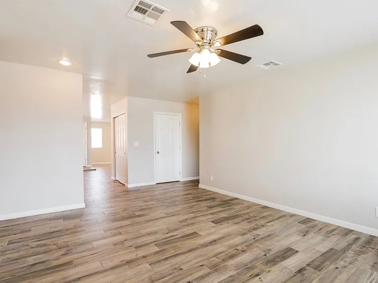 815 E Mountain View Rd — Photo 1