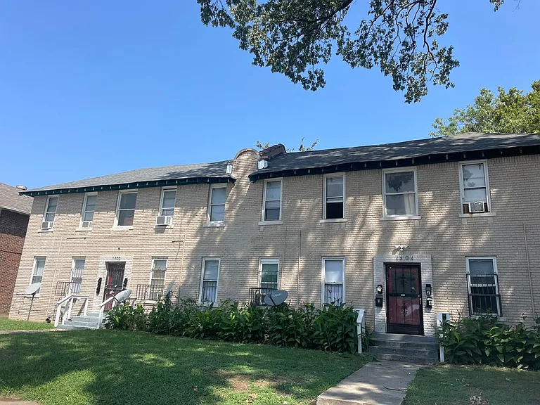 1304 Court Ave — Photo 1