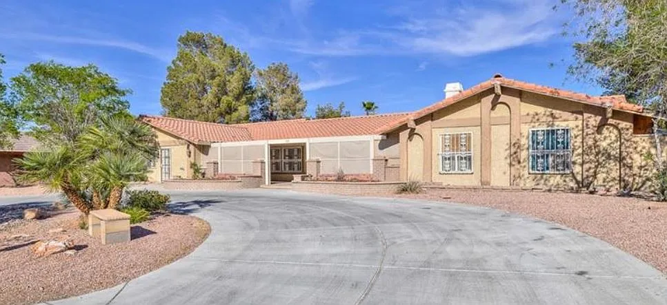 5 bed, 3838 sqft, $645 — Photo 3