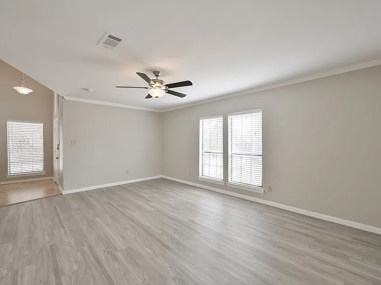 1521 Stratford Dr — Photo 17
