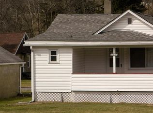 2717 Meadow St, Natrona Heights, PA 15065