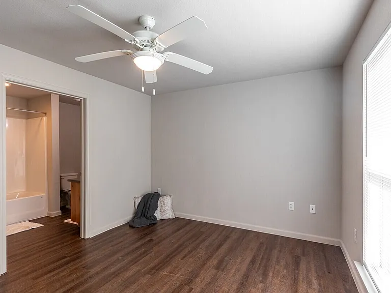 Juniper Pointe Apartments — Photo 12