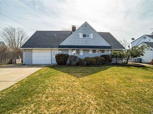 9 Dome Ln, Wantagh, NY 11793