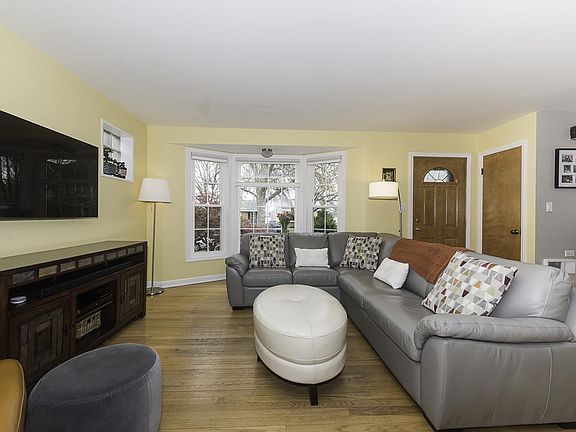 3rd image of 7248 N Oconto Ave