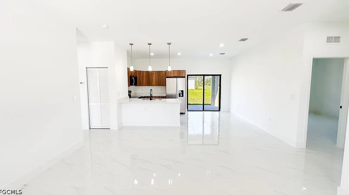 3 bed, 2.0 bath, 1294 sqft, $1,900 — Photo 3