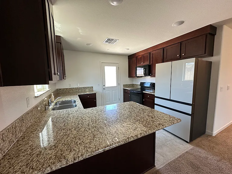 395 Yandris Ct — Photo 6