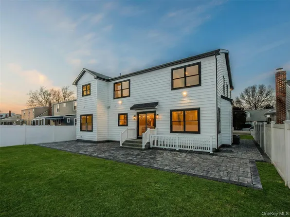3860 Hudson Avenue, Seaford, NY 11783