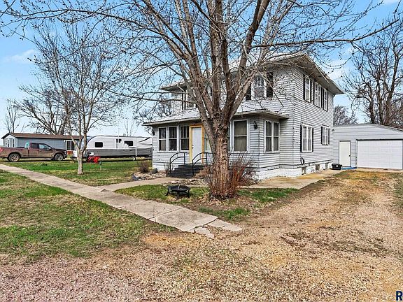 3rd image of 140 3rd St