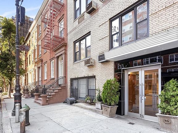 5th image of 11 Charlton St APT 2D