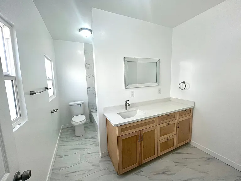 324 W Opp St #5 — Photo 7