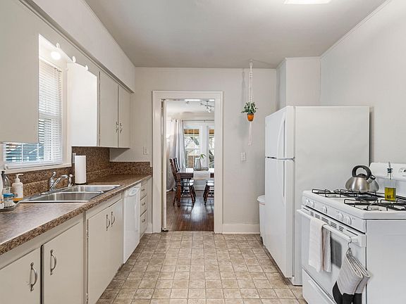 2nd image of 212 S Knoxville Ave
