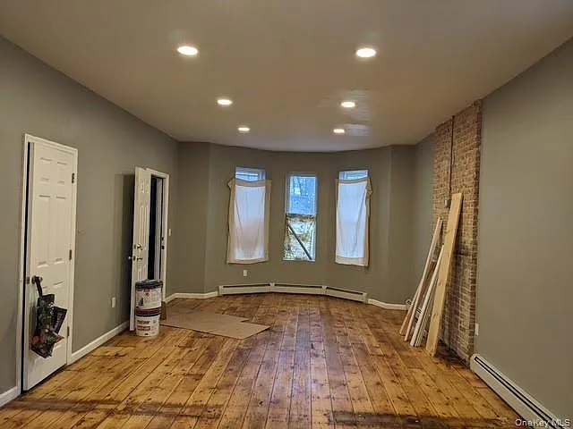 3 bed, 1.5 bath, 1200 sqft, $2,350 — Photo 3