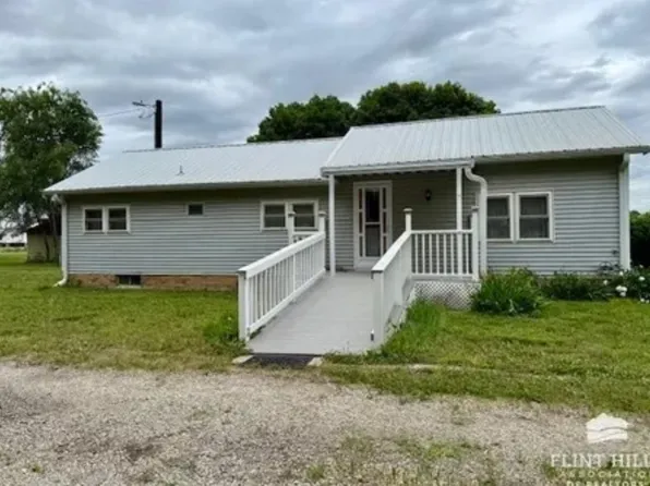 706 Bridge St, Clay Center, KS 67432