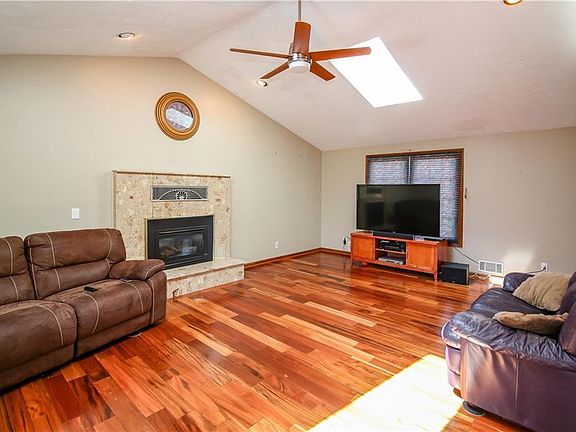 5th image of 537 Colby St