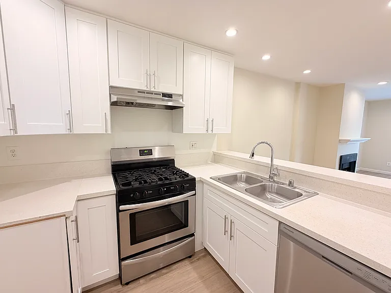 615 W Milford St — Photo 6