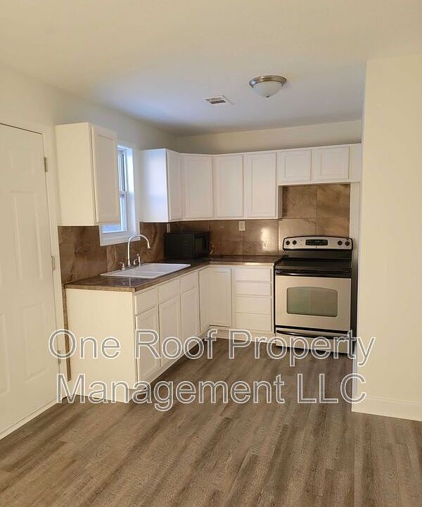 1st image of 2633 S 49th St