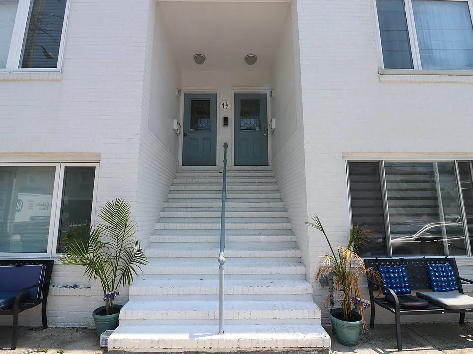 1 1/2 N Newport Ave #3A