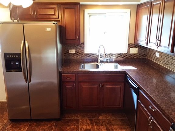 3rd image of 415 Danbury Ct