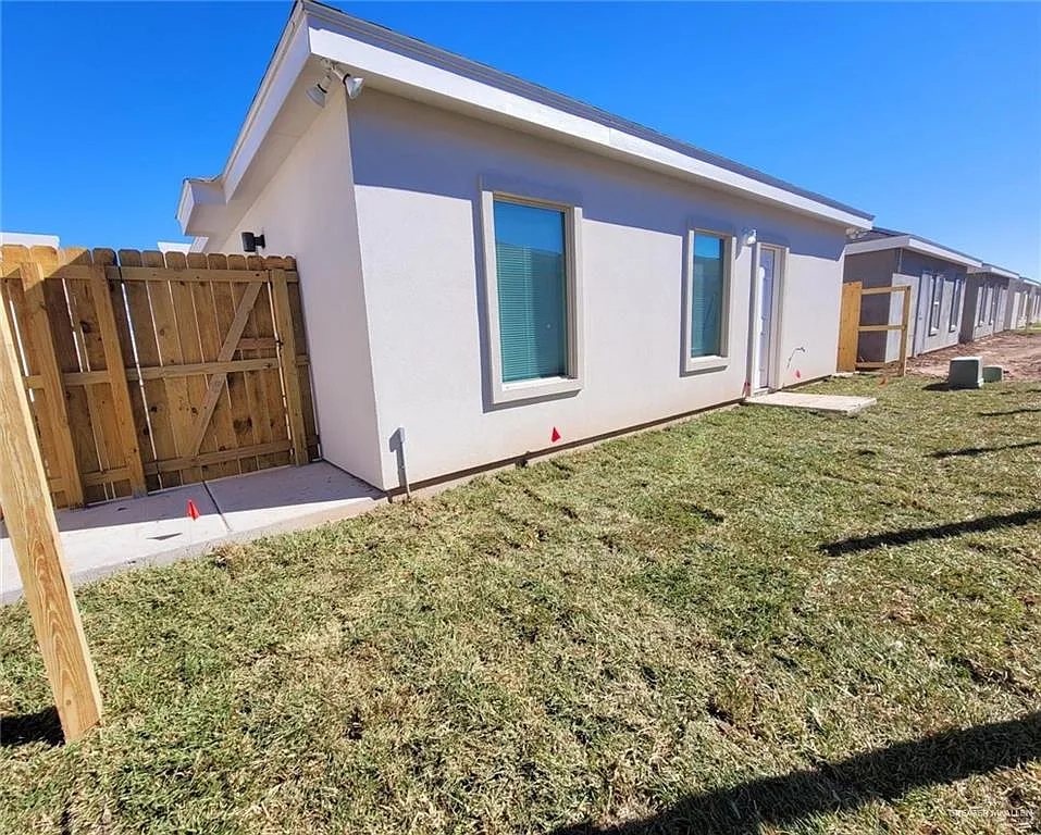 3 bed, 2.0 bath, 1078 sqft, $1,125 — Photo 2