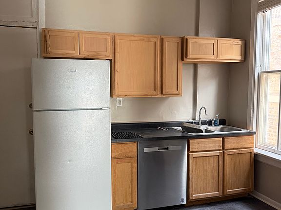 2nd image of 1141 N Winchester Ave APT 2F