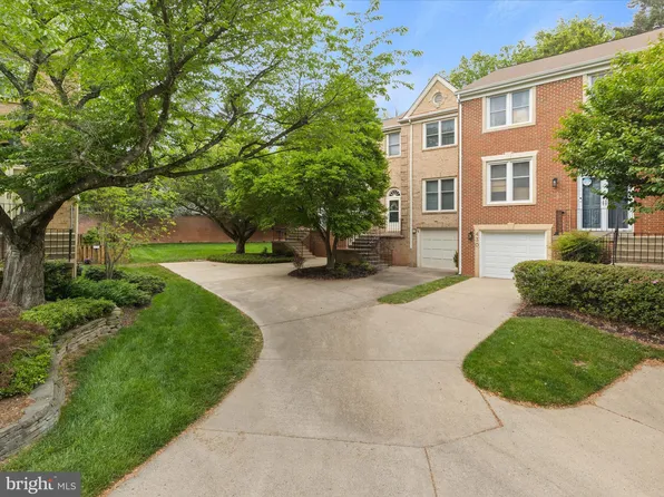 426 Council Dr NE, Vienna, VA 22180