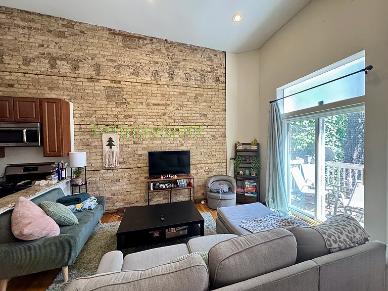 1057 W Belden Ave #3A — Photo 2
