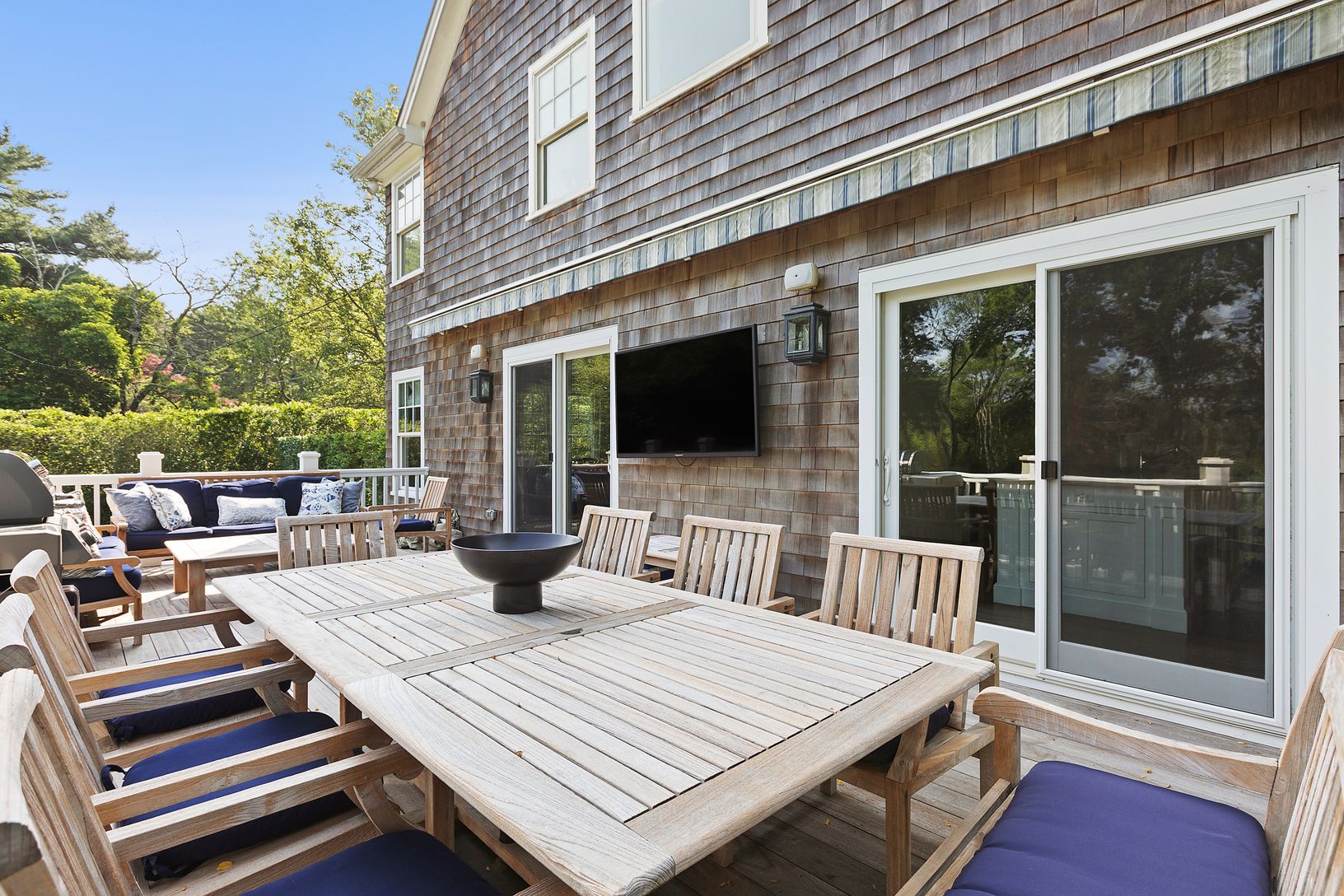  MASSIVE DECK WITH MOTORIZED AWNING THE SIZE OF THE DECK, OUTDOOR TV AND LIVING ROOM