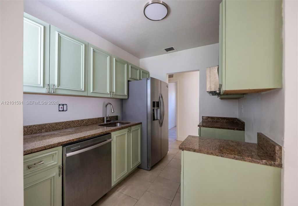 2340 NE 3rd Ave, photo 7