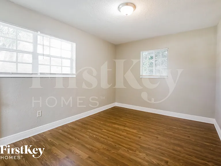 1320 NE 204th St — Photo 13