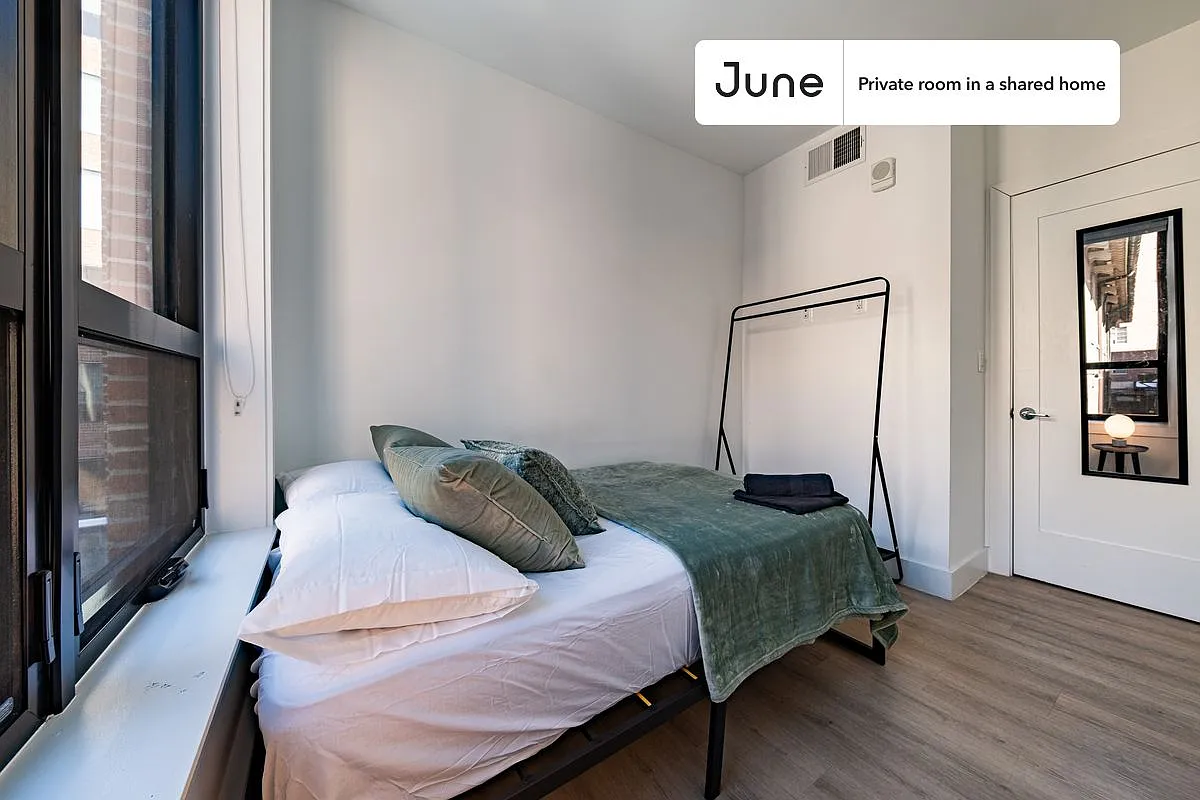 Queen bedroom in 4 bed/2 bath home in Dupont Circle #1908 A — Photo 2