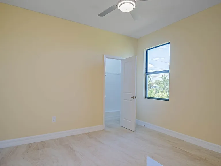 637 Cardinal St E — Photo 32