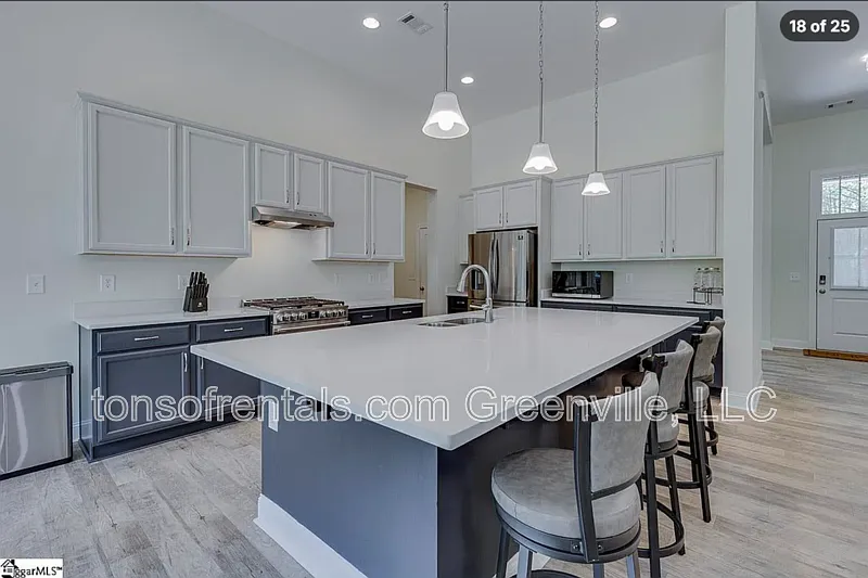 4 bed, 2.5 bath, 2374 sqft, $3,200 — Photo 4
