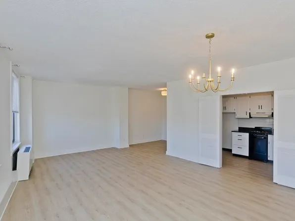 140 Chestnut St APT 404, Springfield, MA 01103