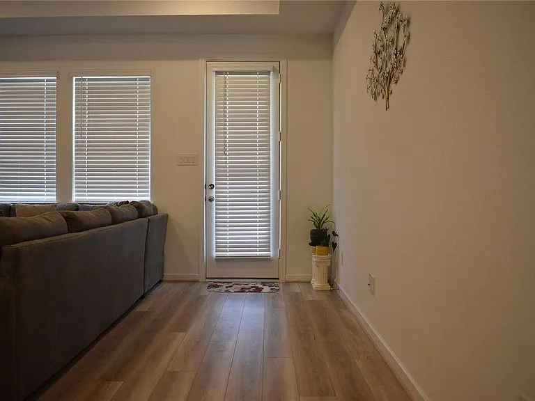 9742 Burlington Bristol Dr — Photo 17