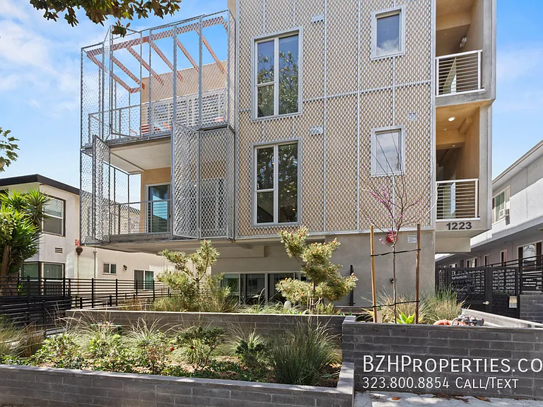 1223 N Hayworth Ave — Photo 11
