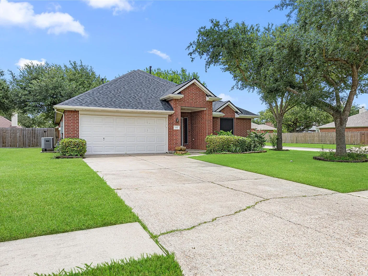 3 bed, 2.0 bath, 1828 sqft, $2,200 — Photo 3