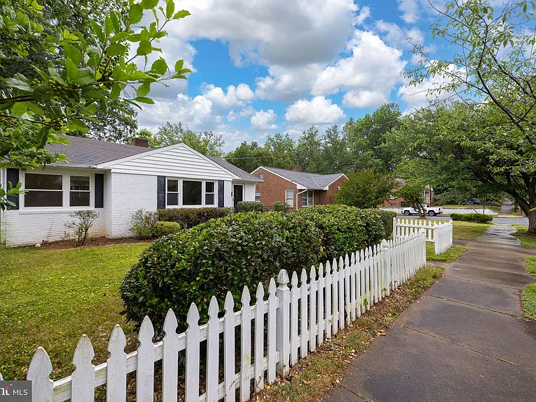 1312 Stafford Ave — Photo 9
