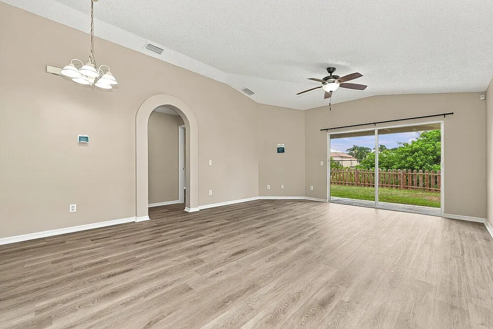 3 bed, 2.0 bath, 1351 sqft, $1,925 — Photo 3