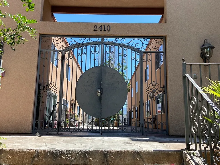 2410 Naomi St #112 — Photo 1