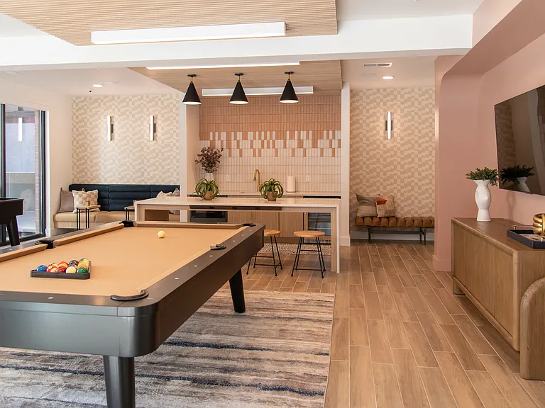Versa Lounge