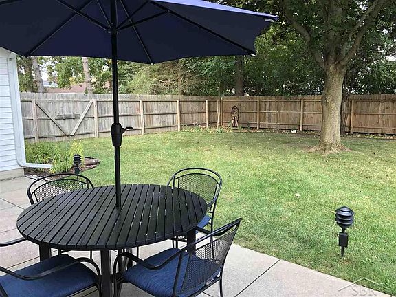 5th image of 590 Canterbury Dr