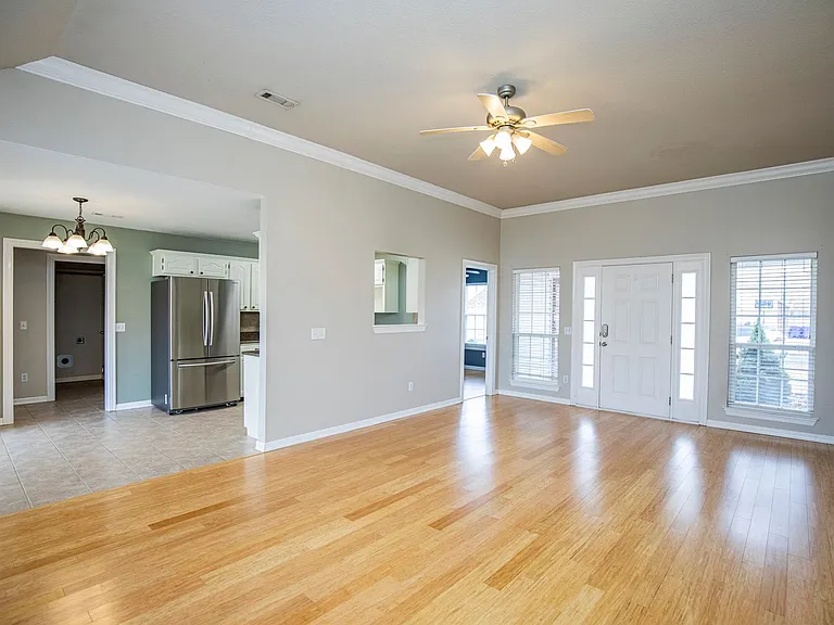 518 Topaz St — Photo 4