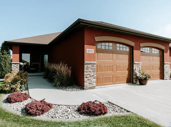 1042 Teres View Dr, Sioux Center, IA 51250