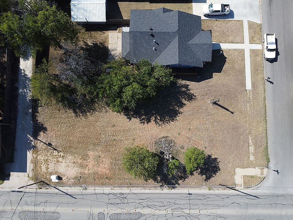2nd image of 1101 Jeanette St