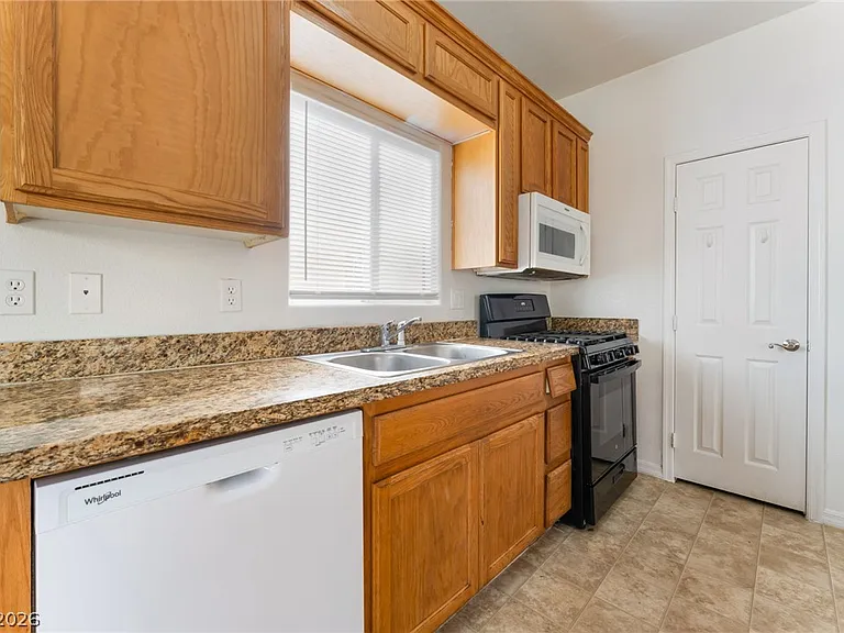 32 Rosa Rosales Ct — Photo 5