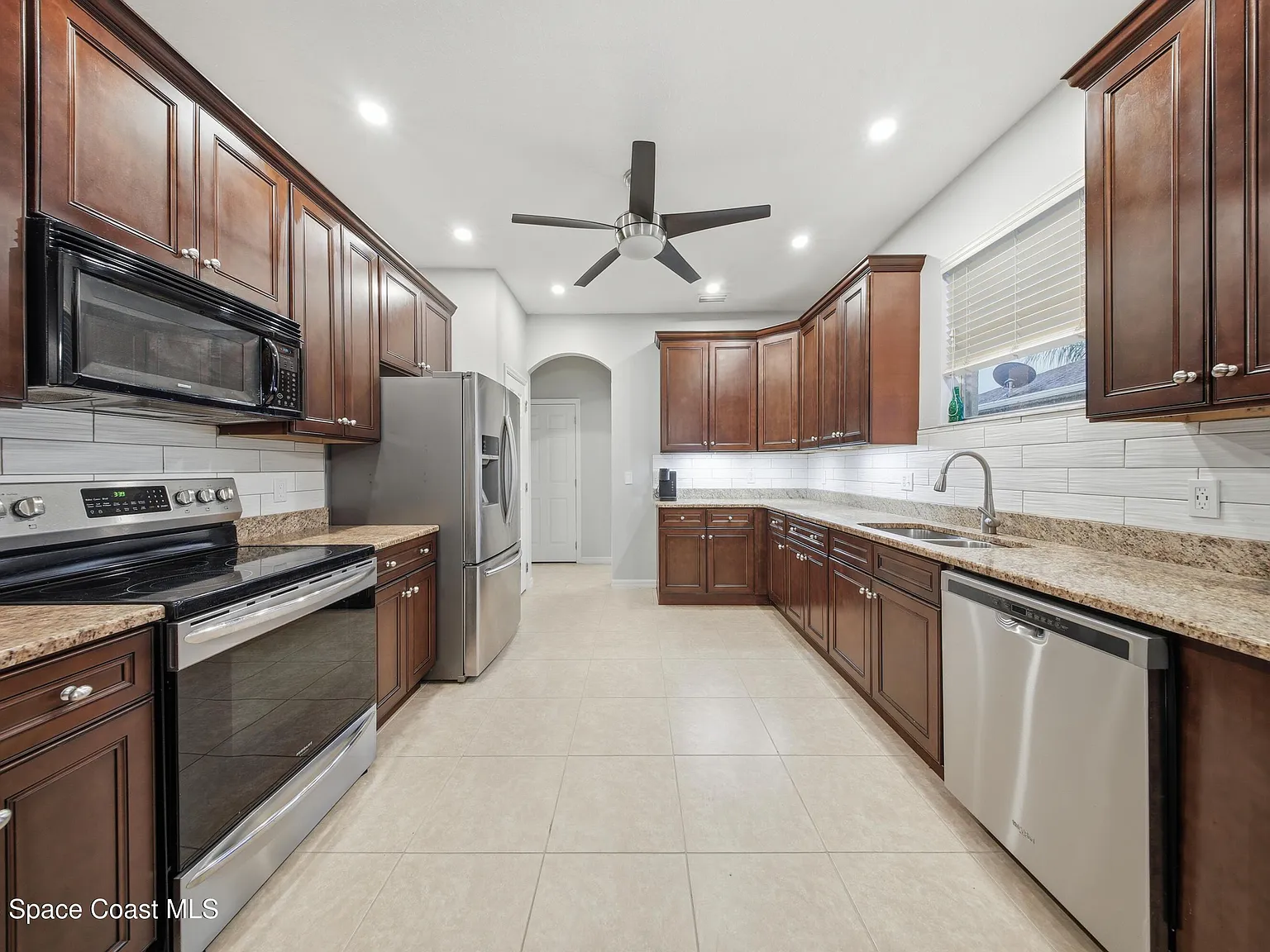 3 bed, 2.5 bath, 2032 sqft, $3,500 — Photo 2