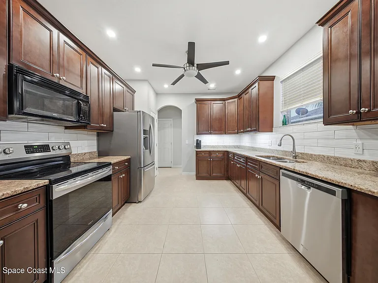 2039 Tullagee Ave — Photo 2